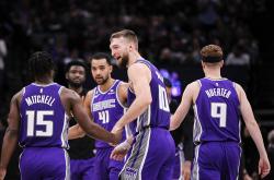 开云娱乐 - 密尔沃基雄鹿迎社区盾关键赛，今晨远射贴柱，更衣室稳定，训练强度明显提升